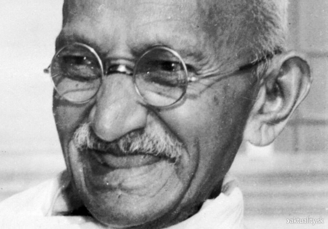 Mahatma_Gandhi,_close-up_portrait